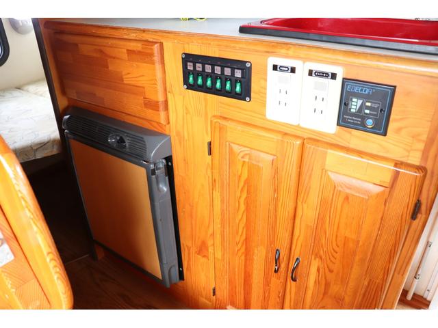 カムロード 　ナッツＲＶ／クレソン／外装磨きコーティング済／ＦＦヒーター／電子レンジ／リアクーラー／冷蔵庫／ポータブルトイレ／ツインサブバッテリー／２０００Ｗインバーター／マックスファン／サイドオーニング／外部電源（23枚目）