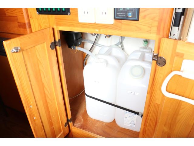 カムロード 　ナッツＲＶ／クレソン／外装磨きコーティング済／ＦＦヒーター／電子レンジ／リアクーラー／冷蔵庫／ポータブルトイレ／ツインサブバッテリー／２０００Ｗインバーター／マックスファン／サイドオーニング／外部電源（24枚目）