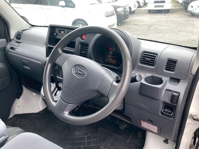 ハイゼットカーゴ ＤＸ　ドラレコ　ＥＴＣ　パワーウィンドウ　頭上コンソール　タイミングチェーン　ハイルーフ　インパネ４ＡＴ　修復歴無し　エアコン　パワステ　フルフラットシート　４ナンバー　軽貨物　積載量３５０ｋｇ（27枚目）