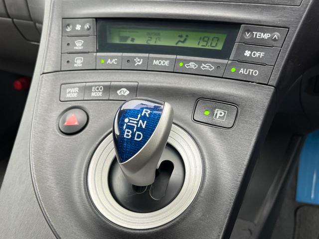 プリウス Ｓ　純正ＳＤナビ　ドラレコ　スマートキー　ビルトインＥＴＣ　オートライト　オートエアコン　ＣＤ　地デジ（5枚目）