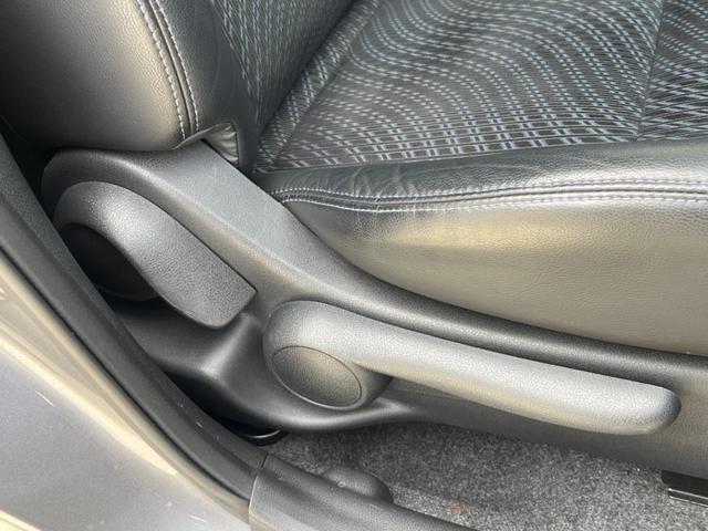 ノート メダリスト SDナビ 全周囲カメラ 禁煙車 ハーフレザーシート スマートキー LEDヘッド ETC オートライト オートエアコン 純正15インチアルミ Bluetooth CD DVD再生 フルセグ(43枚目)