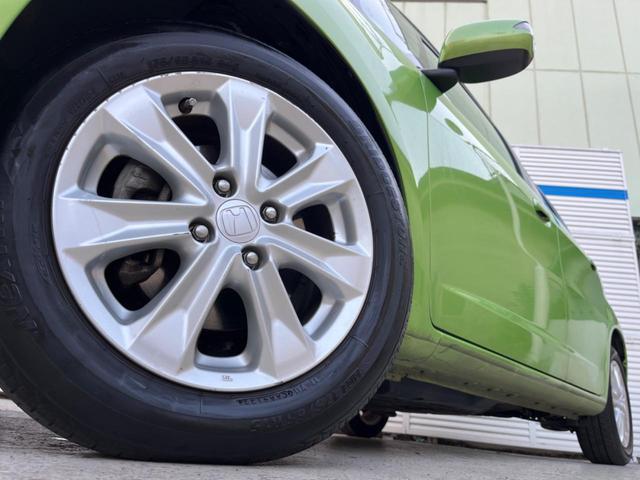 フィットハイブリッド ナビプレミアムセレクション 純正HDDナビ バックカメラ 禁煙車 スマートキー HIDヘッド ビルトインETC 純正15インチアルミ オートライト オートエアコン CD 地デジ パドルシフト(13枚目)