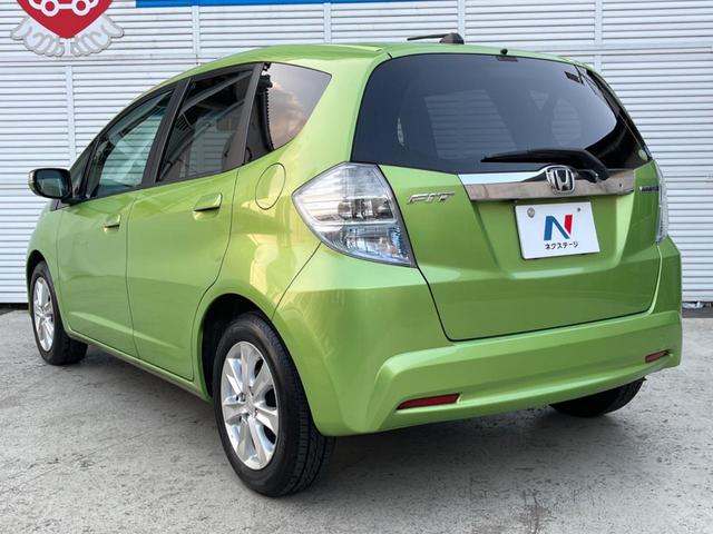 フィットハイブリッド ナビプレミアムセレクション 純正HDDナビ バックカメラ 禁煙車 スマートキー HIDヘッド ビルトインETC 純正15インチアルミ オートライト オートエアコン CD 地デジ パドルシフト(27枚目)