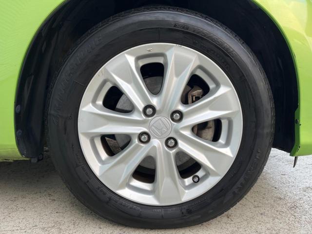 フィットハイブリッド ナビプレミアムセレクション 純正HDDナビ バックカメラ 禁煙車 スマートキー HIDヘッド ビルトインETC 純正15インチアルミ オートライト オートエアコン CD 地デジ パドルシフト(28枚目)