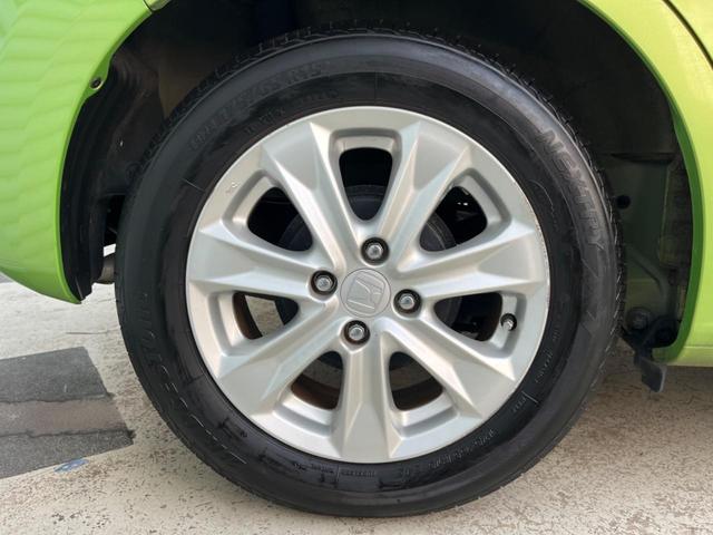 フィットハイブリッド ナビプレミアムセレクション 純正HDDナビ バックカメラ 禁煙車 スマートキー HIDヘッド ビルトインETC 純正15インチアルミ オートライト オートエアコン CD 地デジ パドルシフト(29枚目)