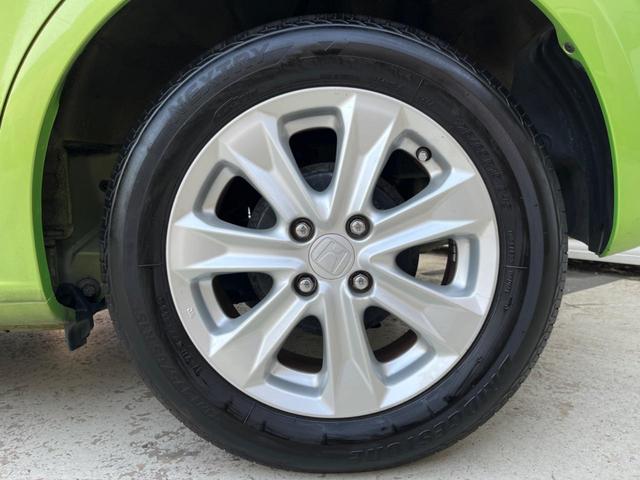 フィットハイブリッド ナビプレミアムセレクション 純正HDDナビ バックカメラ 禁煙車 スマートキー HIDヘッド ビルトインETC 純正15インチアルミ オートライト オートエアコン CD 地デジ パドルシフト(30枚目)