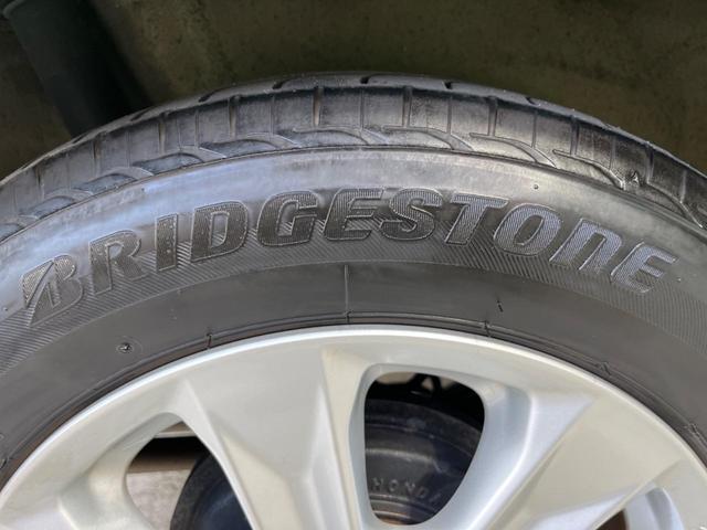 フィットハイブリッド ナビプレミアムセレクション 純正HDDナビ バックカメラ 禁煙車 スマートキー HIDヘッド ビルトインETC 純正15インチアルミ オートライト オートエアコン CD 地デジ パドルシフト(31枚目)