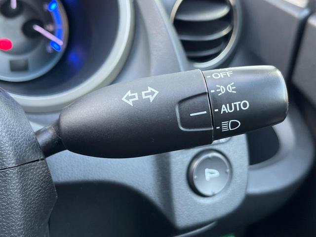 フィットハイブリッド ナビプレミアムセレクション 純正HDDナビ バックカメラ 禁煙車 スマートキー HIDヘッド ビルトインETC 純正15インチアルミ オートライト オートエアコン CD 地デジ パドルシフト(42枚目)