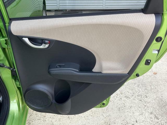 フィットハイブリッド ナビプレミアムセレクション 純正HDDナビ バックカメラ 禁煙車 スマートキー HIDヘッド ビルトインETC 純正15インチアルミ オートライト オートエアコン CD 地デジ パドルシフト(51枚目)