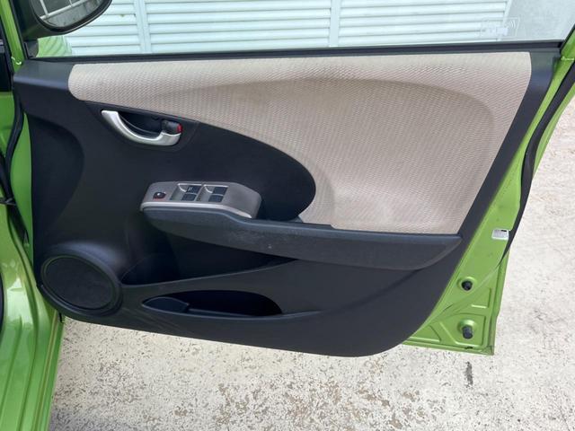 フィットハイブリッド ナビプレミアムセレクション 純正HDDナビ バックカメラ 禁煙車 スマートキー HIDヘッド ビルトインETC 純正15インチアルミ オートライト オートエアコン CD 地デジ パドルシフト(52枚目)