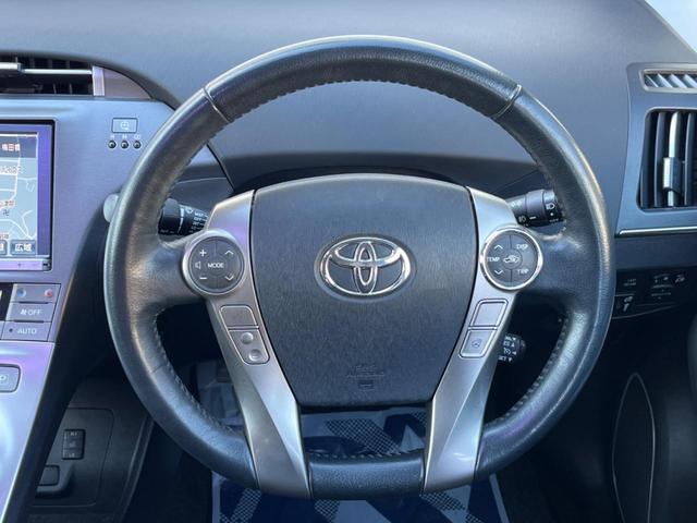 �C���e���A�ɍ��킹���f�U�C���̃X�e�A�����O�́A�^�]�������̂��Ƃ��l���A�^�]���₷���`��A�傫���ł��B�����x�A���ۂɐG���Ă��m���߂��������B