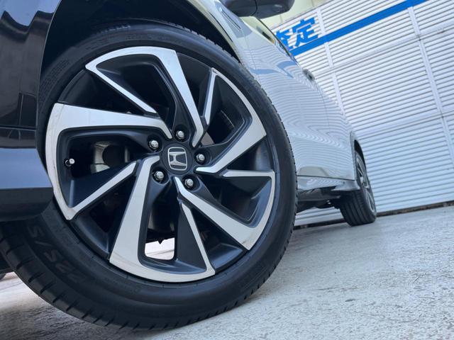 ヴェゼル ハイブリッドＲＳ・ホンダセンシング　バックカメラ　衝突被害軽減システム　レーダークルーズ　ハーフレザーシート　シートヒーター　スマートキー　ＬＥＤヘッド　ビルトインＥＴＣ　純正１８インチアルミ　車線逸脱警報　オートライト（15枚目）