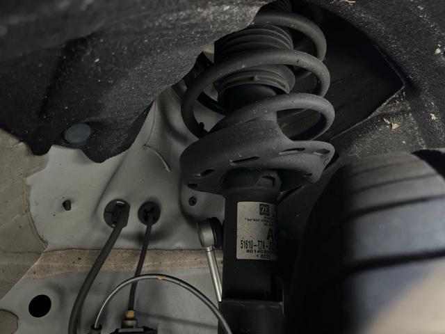 ヴェゼル ハイブリッドＲＳ・ホンダセンシング　バックカメラ　衝突被害軽減システム　レーダークルーズ　ハーフレザーシート　シートヒーター　スマートキー　ＬＥＤヘッド　ビルトインＥＴＣ　純正１８インチアルミ　車線逸脱警報　オートライト（20枚目）