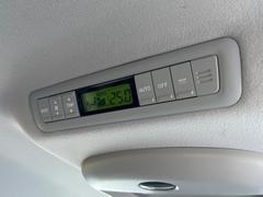 【リアオートエアコン】広い後部座席には必須の機能！風量や温度を自動で調整し前席と同様な車内環境にしてくれるリアオートエアコンを装備。夏の暑さも冬の寒さもストレスなく快適にお過ごしいただけます♪ 7