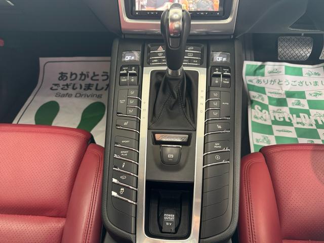 マカン マカン　ターボ　右ハンドル／スポーツクロノパッケージ／２１インチホイール／レッドフルレザー／ＬＥＤヘッドライト／ＢＯＳＥサウンドシステム／シートヒーター／純正ナビ（28枚目）
