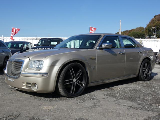 5.7HEMI 本革 キーレス HDDナビ ETC HID フォグ Pシート 社外AW 希少カラー 車検整備付 09保証(5枚目)