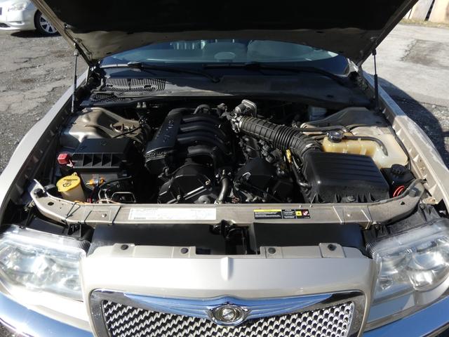 5.7HEMI 本革 キーレス HDDナビ ETC HID フォグ Pシート 社外AW 希少カラー 車検整備付 09保証(74枚目)