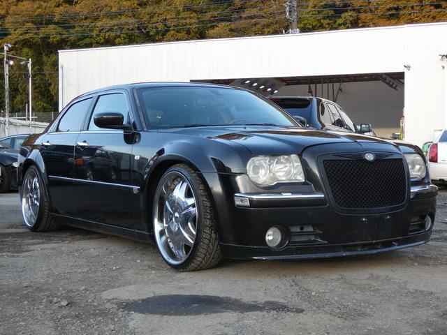 5.7HEMI 本革 サンルーフ キーレス BOSTONスピーカー ジオバンナAW SDナビ ワンセグ LED フォグ ETC クルコン HEMIエンジン 車検整備付 09保証(2枚目)