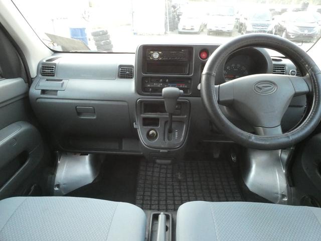 ハイゼットカーゴ DX パワーステアリング パワーウインドウ マニュアルエアコン 両側スライドドア 純正ラジオオーディオ ハロゲンヘッドライト 社外AW ドアバイザー フロアマット 車検整備 09保証(5枚目)