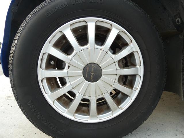 ハイゼットカーゴ DX パワーステアリング パワーウインドウ マニュアルエアコン 両側スライドドア 純正ラジオオーディオ ハロゲンヘッドライト 社外AW ドアバイザー フロアマット 車検整備 09保証(19枚目)