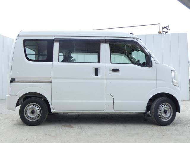 エブリイ PA パワーステアリング マニュアルエアコン トラクションコントロール ハロゲンヘッドライト ヘッドライトレベライザー MTモード 純正ラジオオーディオ ドアバイザー フロアマット 車検整備(9枚目)