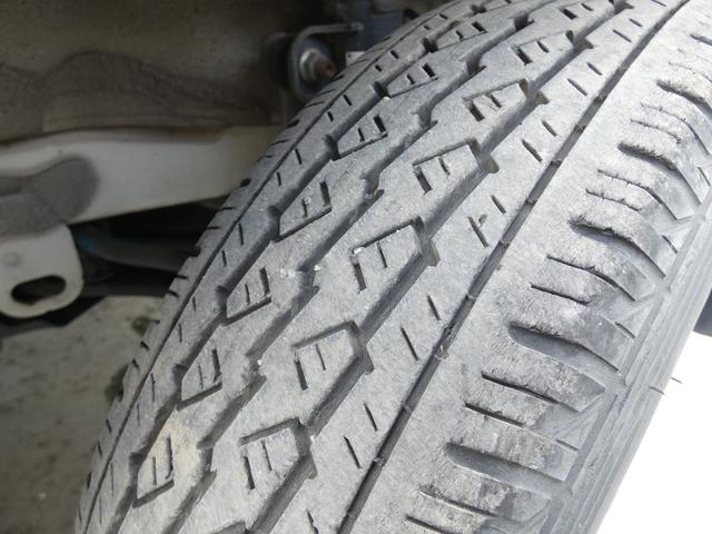 エブリイ PA パワーステアリング マニュアルエアコン トラクションコントロール ハロゲンヘッドライト ヘッドライトレベライザー MTモード 純正ラジオオーディオ ドアバイザー フロアマット 車検整備(11枚目)