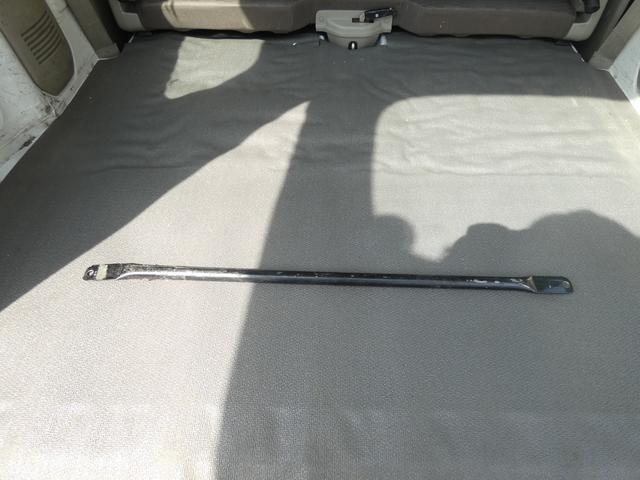 エブリイ PA パワーステアリング マニュアルエアコン トラクションコントロール ハロゲンヘッドライト ヘッドライトレベライザー MTモード 純正ラジオオーディオ ドアバイザー フロアマット 車検整備(46枚目)