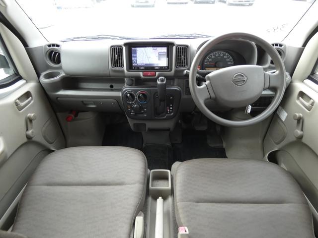 NV100クリッパーバン DX リモコンキー パワーステアリング ハロゲンヘッドライト ヘッドライトレベライザー マニュアルエアコン メモリーナビ トラクションコントロール MTモード 両側スライドドア ドアバイザー 車検整備(5枚目)