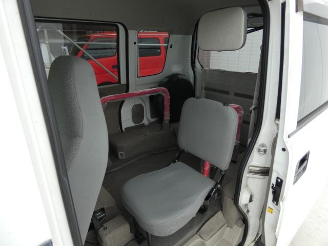 エブリイワゴン 　車いす移動車　後部電動固定　リモコンキー　パワーウインドウ　ハロゲンヘッドライト　ヘッドライトレベライザー　純正ラジオオーディオ　両側スライドドア　マニュアルエアコン　ドアバイザー　フロアマット（11枚目）