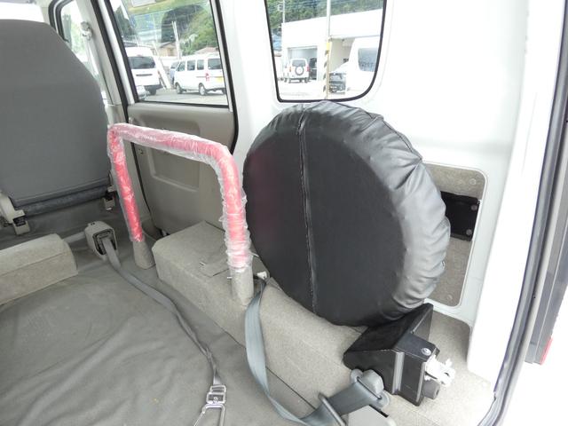 エブリイワゴン 　車いす移動車　後部電動固定　リモコンキー　パワーウインドウ　ハロゲンヘッドライト　ヘッドライトレベライザー　純正ラジオオーディオ　両側スライドドア　マニュアルエアコン　ドアバイザー　フロアマット（50枚目）