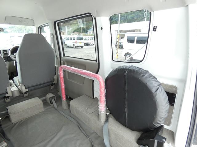エブリイワゴン 　車いす移動車　後部電動固定　リモコンキー　パワーウインドウ　ハロゲンヘッドライト　ヘッドライトレベライザー　純正ラジオオーディオ　両側スライドドア　マニュアルエアコン　ドアバイザー　フロアマット（52枚目）