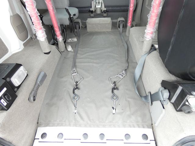 エブリイワゴン 　車いす移動車　後部電動固定　リモコンキー　パワーウインドウ　ハロゲンヘッドライト　ヘッドライトレベライザー　純正ラジオオーディオ　両側スライドドア　マニュアルエアコン　ドアバイザー　フロアマット（53枚目）