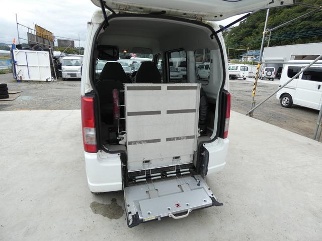 エブリイワゴン 　車いす移動車　後部電動固定　リモコンキー　パワーウインドウ　ハロゲンヘッドライト　ヘッドライトレベライザー　純正ラジオオーディオ　両側スライドドア　マニュアルエアコン　ドアバイザー　フロアマット（54枚目）
