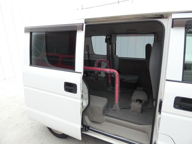 エブリイワゴン 　車いす移動車　後部電動固定　リモコンキー　パワーウインドウ　ハロゲンヘッドライト　ヘッドライトレベライザー　純正ラジオオーディオ　両側スライドドア　マニュアルエアコン　ドアバイザー　フロアマット（62枚目）