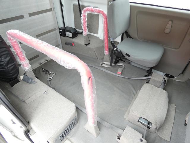 エブリイワゴン 　車いす移動車　後部電動固定　リモコンキー　パワーウインドウ　ハロゲンヘッドライト　ヘッドライトレベライザー　純正ラジオオーディオ　両側スライドドア　マニュアルエアコン　ドアバイザー　フロアマット（65枚目）