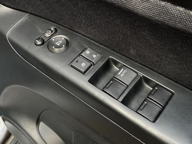 N-BOXカスタム G・ターボパッケージ 両側電動ドア 純正SDナビ ドラレコ スマートキー HIDヘッド ETC クルコン オートライト オートエアコン 純正15インチアルミ Bluetooth CD DVD再生 フルセグ パドルシフト(39枚目)