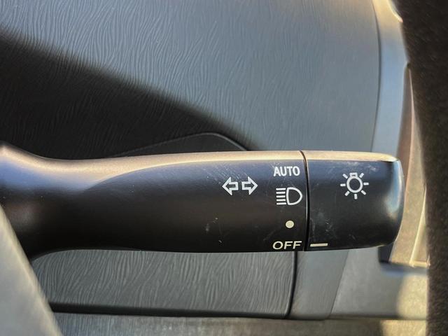 プリウス Ｓ　スマートキー　ＨＩＤヘッド　純正１５インチアルミ　オートライト　オートエアコン　ＣＤ　ＤＶＤ再生　フルセグ（4枚目）