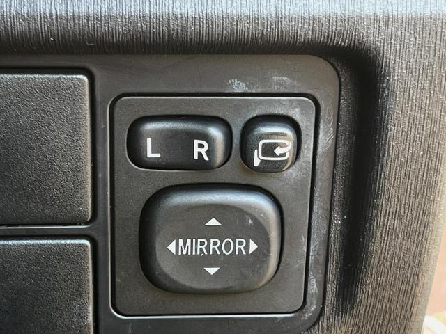 プリウス Ｓ　スマートキー　ＨＩＤヘッド　純正１５インチアルミ　オートライト　オートエアコン　ＣＤ　ＤＶＤ再生　フルセグ（39枚目）