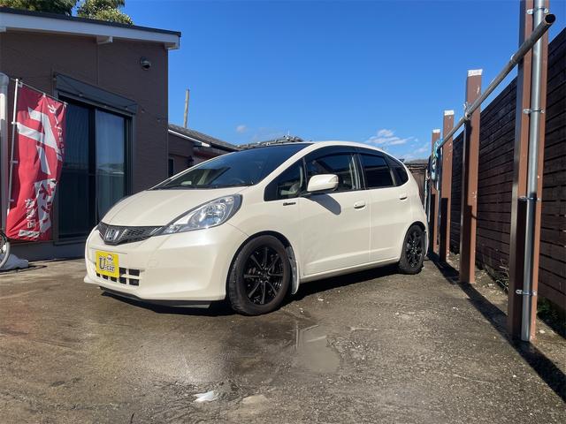 フィット Ｇ・１０ｔｈアニバーサリーＩＩ　Ｇ・１０ｔｈアニバーサリーモデル／パナソニックナビ／バックカメラ／スマートキー／ビルトインＥＴＣ／純正バイザー／純正フロアマット／１５インチアルミホイール（6枚目）