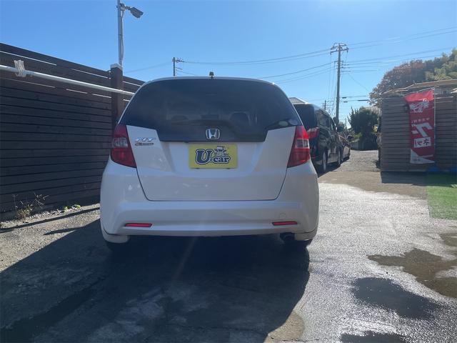 フィット Ｇ・１０ｔｈアニバーサリーＩＩ　Ｇ・１０ｔｈアニバーサリーモデル／パナソニックナビ／バックカメラ／スマートキー／ビルトインＥＴＣ／純正バイザー／純正フロアマット／１５インチアルミホイール（7枚目）