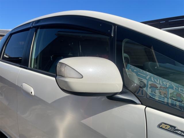 フィット Ｇ・１０ｔｈアニバーサリーＩＩ　Ｇ・１０ｔｈアニバーサリーモデル／パナソニックナビ／バックカメラ／スマートキー／ビルトインＥＴＣ／純正バイザー／純正フロアマット／１５インチアルミホイール（12枚目）