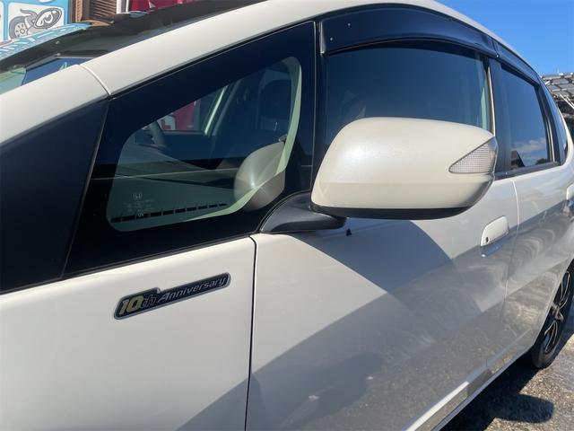 フィット Ｇ・１０ｔｈアニバーサリーＩＩ　Ｇ・１０ｔｈアニバーサリーモデル／パナソニックナビ／バックカメラ／スマートキー／ビルトインＥＴＣ／純正バイザー／純正フロアマット／１５インチアルミホイール（13枚目）