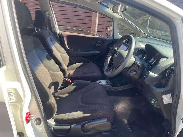 フィット Ｇ・１０ｔｈアニバーサリーＩＩ　Ｇ・１０ｔｈアニバーサリーモデル／パナソニックナビ／バックカメラ／スマートキー／ビルトインＥＴＣ／純正バイザー／純正フロアマット／１５インチアルミホイール（15枚目）