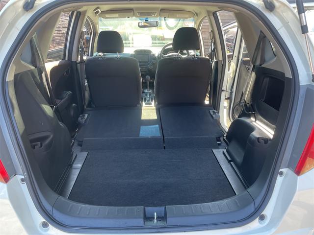 フィット Ｇ・１０ｔｈアニバーサリーＩＩ　Ｇ・１０ｔｈアニバーサリーモデル／パナソニックナビ／バックカメラ／スマートキー／ビルトインＥＴＣ／純正バイザー／純正フロアマット／１５インチアルミホイール（18枚目）