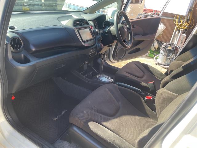 フィット Ｇ・１０ｔｈアニバーサリーＩＩ　Ｇ・１０ｔｈアニバーサリーモデル／パナソニックナビ／バックカメラ／スマートキー／ビルトインＥＴＣ／純正バイザー／純正フロアマット／１５インチアルミホイール（19枚目）