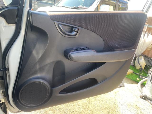 フィット Ｇ・１０ｔｈアニバーサリーＩＩ　Ｇ・１０ｔｈアニバーサリーモデル／パナソニックナビ／バックカメラ／スマートキー／ビルトインＥＴＣ／純正バイザー／純正フロアマット／１５インチアルミホイール（23枚目）