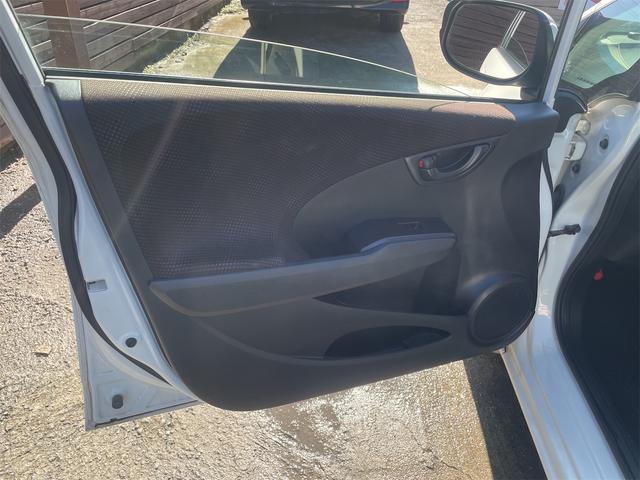 フィット Ｇ・１０ｔｈアニバーサリーＩＩ　Ｇ・１０ｔｈアニバーサリーモデル／パナソニックナビ／バックカメラ／スマートキー／ビルトインＥＴＣ／純正バイザー／純正フロアマット／１５インチアルミホイール（26枚目）