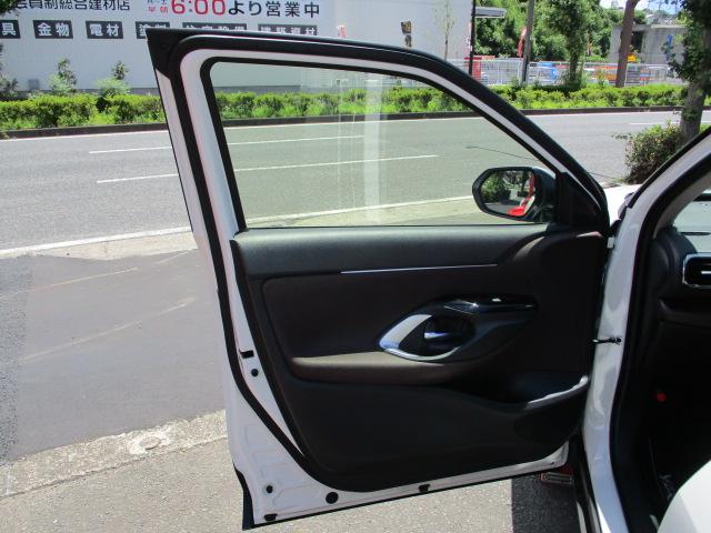 ヤリスクロス ハイブリッドＺ　フロアーＡＴ　パール　トヨタセーフティーセンス　Ｔコネクト　純正ＥＴＣ２．０　全方位カメラ　ＳＵＶ　カラードマッドガード　リヤーディフューザー（12枚目）