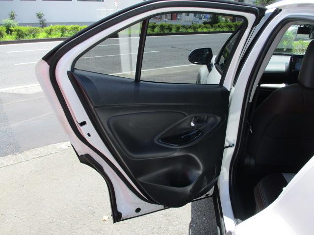 ヤリスクロス ハイブリッドＺ　フロアーＡＴ　パール　トヨタセーフティーセンス　Ｔコネクト　純正ＥＴＣ２．０　全方位カメラ　ＳＵＶ　カラードマッドガード　リヤーディフューザー（13枚目）