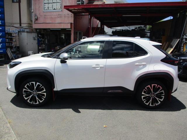 ヤリスクロス ハイブリッドＺ　フロアーＡＴ　パール　トヨタセーフティーセンス　Ｔコネクト　純正ＥＴＣ２．０　全方位カメラ　ＳＵＶ　カラードマッドガード　リヤーディフューザー（22枚目）